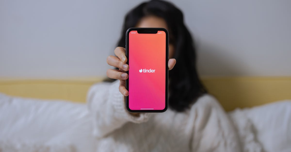 découvrez le monde de la rencontre en ligne : des conseils, astuces et plateformes pour trouver l'amour ou des amis grâce à des interactions virtuelles sécurisées et inspirantes.