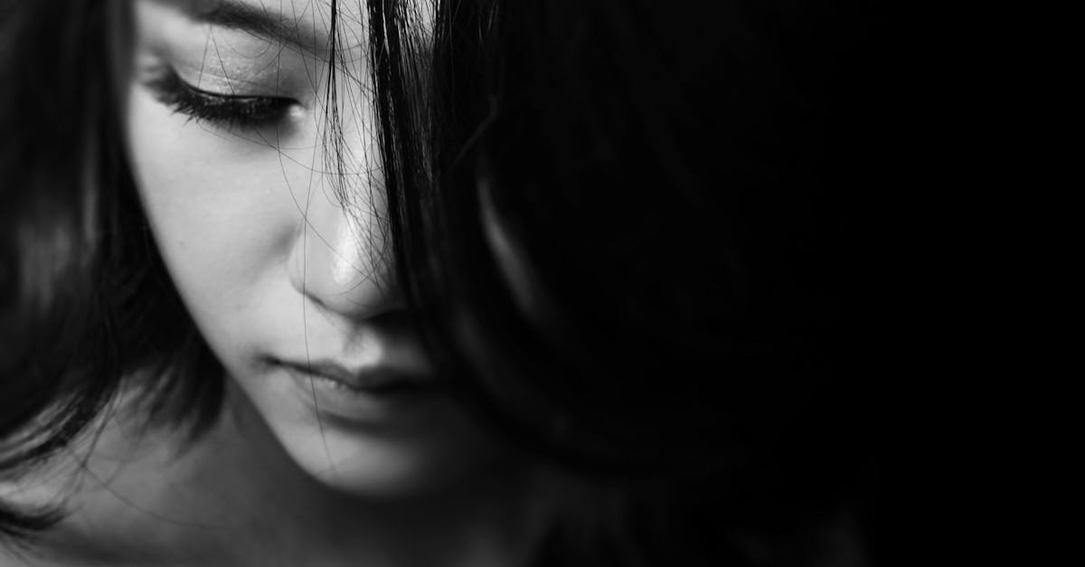 découvrez l'art de la séduction subtile avec notre guide exclusif, explorant les nuances délicates et les techniques raffinées qui éveillent le désir sans en faire trop.